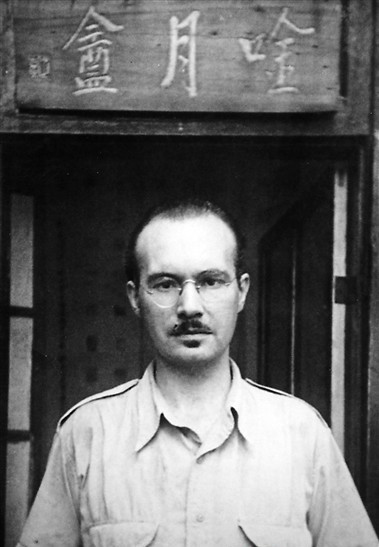 Robert van Gulik at the Yinyue’an 吟月庵. Photograph by Luo Jimei 羅寄梅, July 30, 1945. Source: Central News Agency, Republic of China. Public domain, via Wikimedia Commons.
